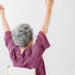 伸びをする高齢女性
