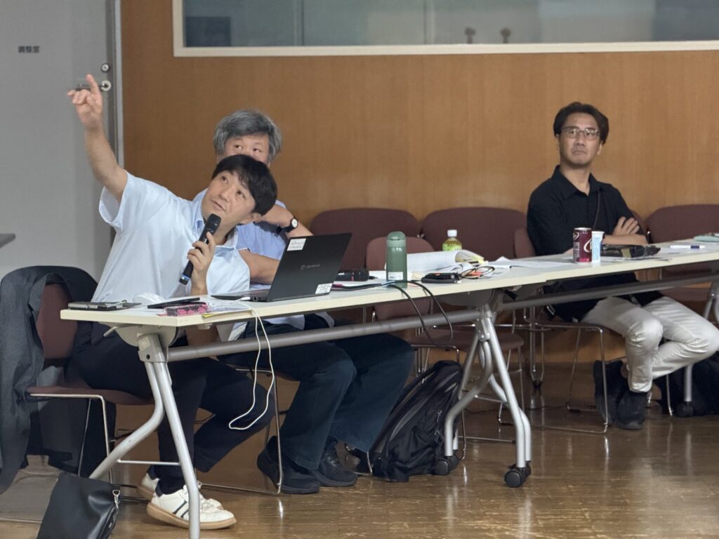演者席3人